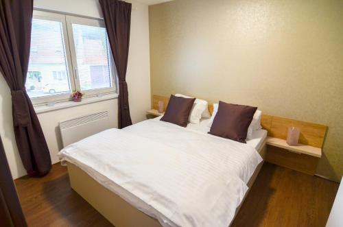 Katil atau katil-katil dalam bilik di Apartmány Milovice