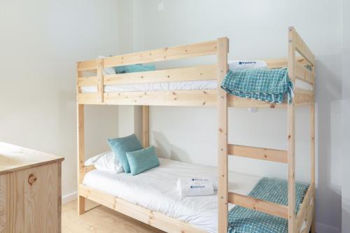 a bunk bed in a room with a bunk bedutenewayewayangering at Host Wise - Trendy Bright Flats with Jacuzzi - 5 min Beach in Matosinhos