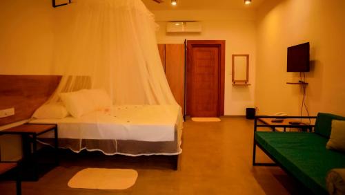 Ένα ή περισσότερα κρεβάτια σε δωμάτιο στο Amri River Cottages And Ayurvedee Retreat