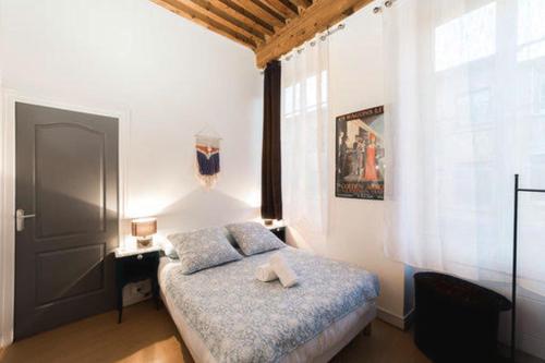 - une petite chambre avec un lit et une fenêtre dans l'établissement Trion - quartier St Just - 42m2 Proche Vieux Lyon, à Lyon