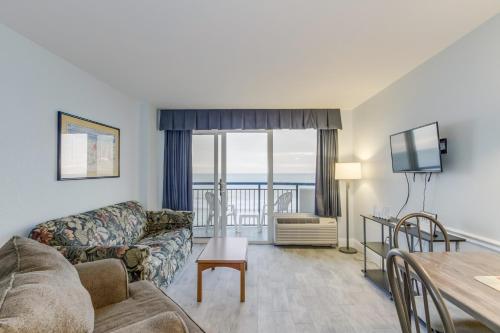 マートルビーチにあるHosteeva Oceanfront Boardwalk Beach Resort with Balconyのソファとテーブルのあるリビングルーム