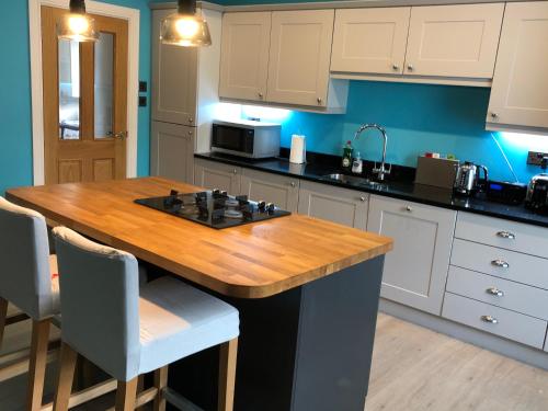 una cocina con una mesa de madera y un tablero de ajedrez. en Garron House en Auchterarder