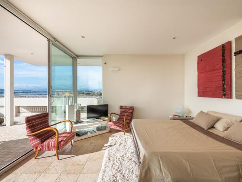 1 dormitorio con cama y vistas al océano en Attico Belvedere sul mare, en Su Forti