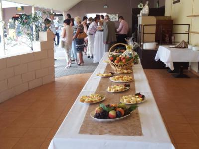 Tó Szálló في دوناباتاج: طاولة بيضاء طويلة مع أطباق من الطعام عليها