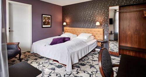 a bedroom with a large bed in a room at Gl Skovridergaard in Silkeborg