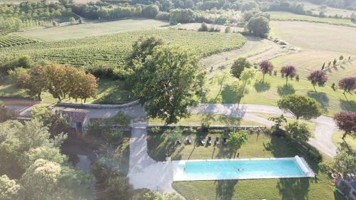 Una vista aérea de una piscina en un campo. en Le Castel Pierre - 7ch&7sdb avec clim, piscine XL, salle fitness et sauna pour 18 personnes, en Lagraulet-du-Gers