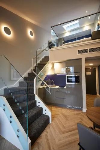 Roomzzz York City photo 32