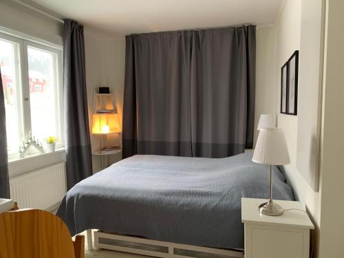 A bed or beds in a room at Symaskinshuset Järvsö