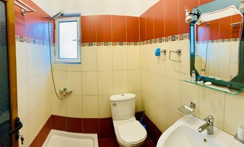 a bathroom with a toilet and a sink at Villa Saral Mar in Sarandë