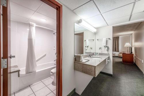 Ένα μπάνιο στο Quality Inn Bradley- Bourbonnais