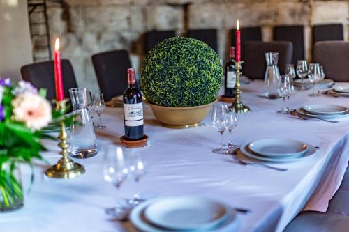 Un restaurante o sitio para comer en Le Castel Pierre - 7ch&7sdb avec clim, piscine XL, salle fitness et sauna pour 18 personnes
