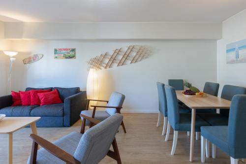 a living room with a couch and a table and chairs at Host Wise - Trendy Bright Flats with Jacuzzi - 5 min Beach in Matosinhos