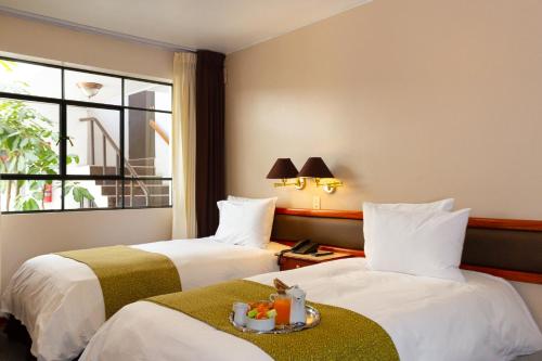 Cette chambre comprend 2 lits et une fenêtre. dans l'établissement Crismar Experience By Xima Hotels, à Arequipa