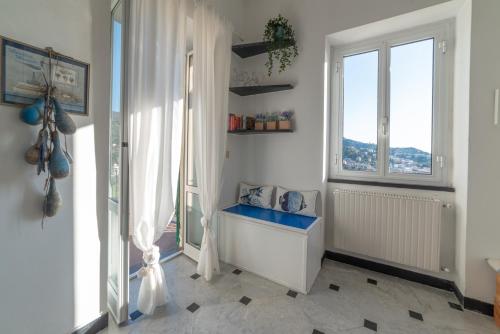 ein Bad mit einer Badewanne in einem Zimmer mit Fenstern in der Unterkunft Cosy Apartment by PortofinoVip in Rapallo