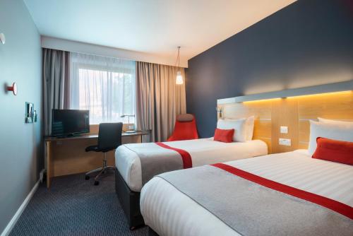 Tempat tidur dalam kamar di Holiday Inn Express Doncaster, an IHG Hotel