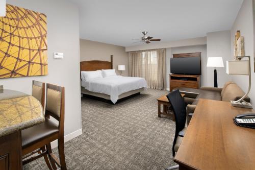 En eller flere senger på et rom på Staybridge Suites Columbia, an IHG Hotel