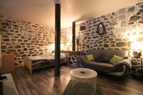 uma sala de estar com um sofá e uma mesa em lecurieabedous em Bedous