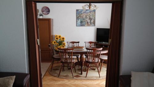 Una mesa de comedor y sillas en una habitación. en Apartman Ana, en Novi Vinodolski