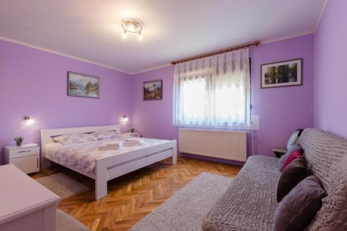 Tempat tidur dalam kamar di Apartment Žalac
