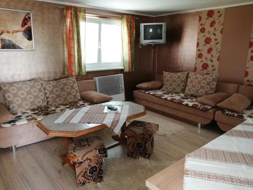 uma sala de estar com um sofá e uma mesa em Chata ALBA REGIA em Jahodná