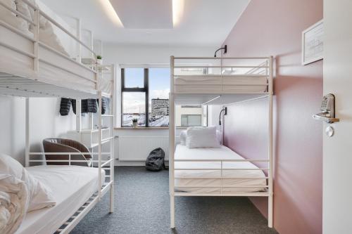 Двухъярусная кровать или двухъярусные кровати в номере Lækur Hostel