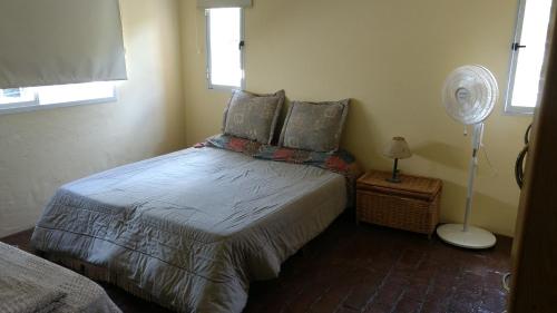 1 dormitorio pequeño con 1 cama y ventilador en 11.11 en Salsipuedes