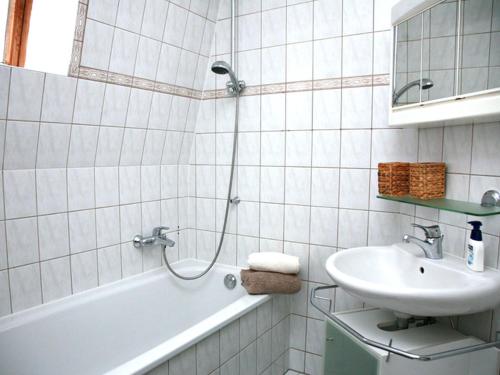 ein Badezimmer mit Waschbecken und Badewanne und Waschbecken in der Unterkunft Villa Ingrid in Weimar