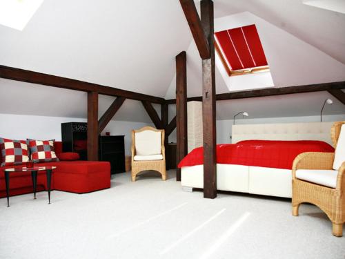 ein Schlafzimmer mit einem roten Bett und einem roten Sofa in der Unterkunft Villa Ingrid in Weimar