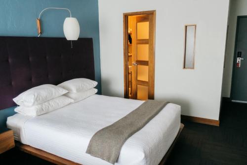 Postel nebo postele na pokoji v ubytování Modern Hotel