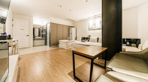 a living room with a couch and a table at 호텔 인썸니아 Hotel Insomnia 失眠酒店 in Daegu