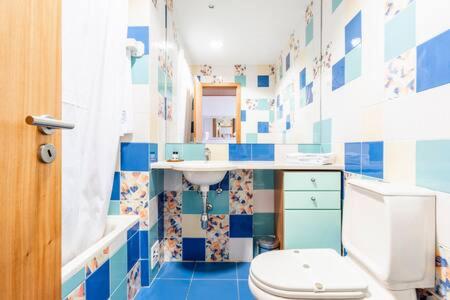 Ένα μπάνιο στο Colorful Cozy Apartment view