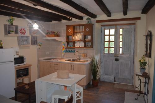 Η κουζίνα ή μικρή κουζίνα στο Casa Bayoll a house with history