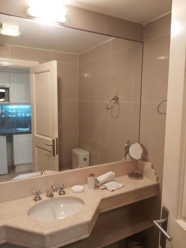 a bathroom with a sink and a large mirror at Complejo GreenPark in Punta del Este