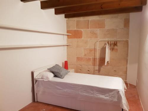シウタデリャにあるCasa Marésのレンガの壁のドミトリールームのベッド1台分です。