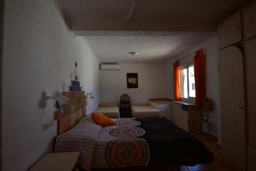 1 dormitorio pequeño con 1 cama en una habitación en Finca Doña Sofia Mª, adaptada para personas con movilidad reducida, en San Pedro del Pinatar
