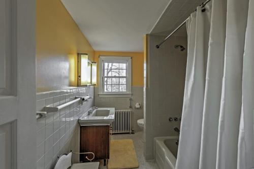 een badkamer met een wastafel en een bad bij Cape Cod Home on 1 Acre Less Than 8 Mi to Beach! in Mashpee