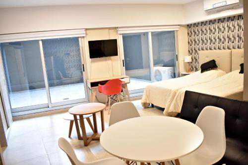 Loft para 4 personas 1º C في بوينس آيرس: غرفة نوم بسرير وطاولة وكراسي