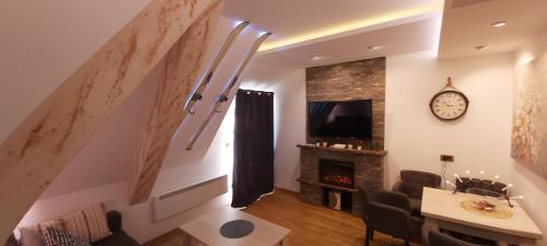 Μια τηλεόραση ή/και κέντρο ψυχαγωγίας στο RooftopTerrace 360° - Dvori C13 KOPAONIK