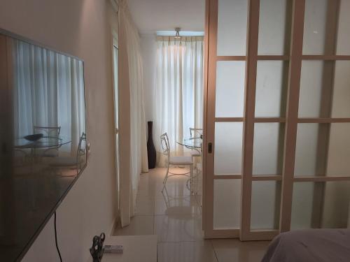 a room with a sliding glass door with a dining room at Complejo GreenPark in Punta del Este