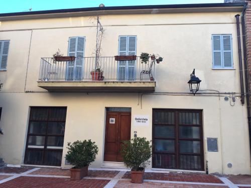 a white building with a balcony and a door at BellaVista Bike Stop in Spoltore