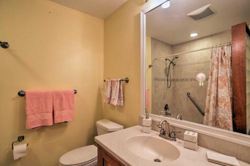 Bilik mandi di Riviera Beach Home with Pool - Walk to Beaches!