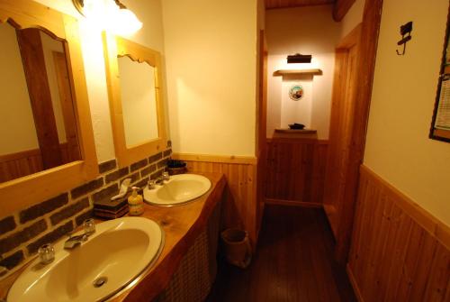 a bathroom with two sinks and a mirror at Pension Woody Note in Niseko