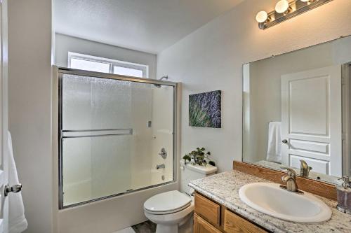 y baño con aseo, lavabo y ducha. en Centrally Located Mt Shasta Home with Deck!, en Mount Shasta
