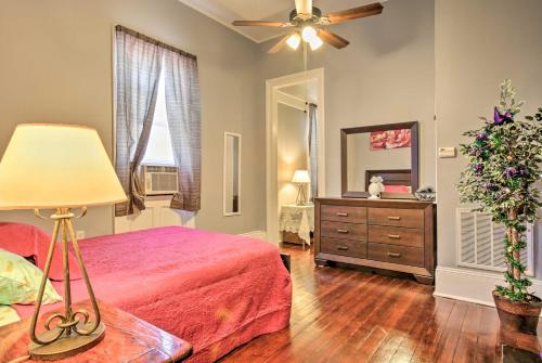 een slaapkamer met een bed en een plafondventilator bij NOLA House in Irish Channel - Walk to Magazine St! in New Orleans