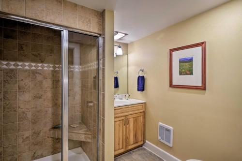 une salle de bain avec douche et lavabo dans l'établissement Walk to Main St Ski-InandOut Breckenridge Condo!, à Breckenridge