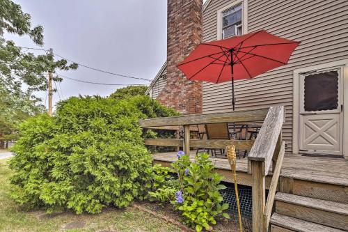 Κήπος έξω από το Steps to Beach and Main St Dog-Friendly Retreat!