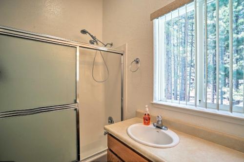 サウス・レイクタホにある4 Mi to Heavenly Home with Deck in South Lake Tahoeのシャワーと洗面台付きのバスルーム