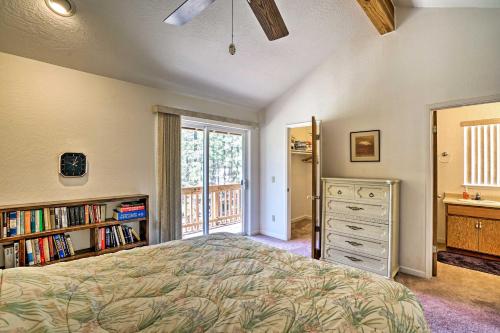 サウス・レイクタホにある4 Mi to Heavenly Home with Deck in South Lake Tahoeのベッドルーム1室(ベッド1台、本棚、窓付)