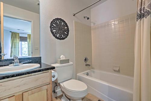 Et badeværelse på LoHi Apartment with Patio 1 Mi to Downtown Denver!