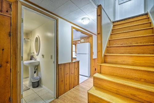 Foto sihtkohas Hinsdale asuva majutusasutuse Picturesque Cottage with Sunroom on Ashmere Lake! galeriist